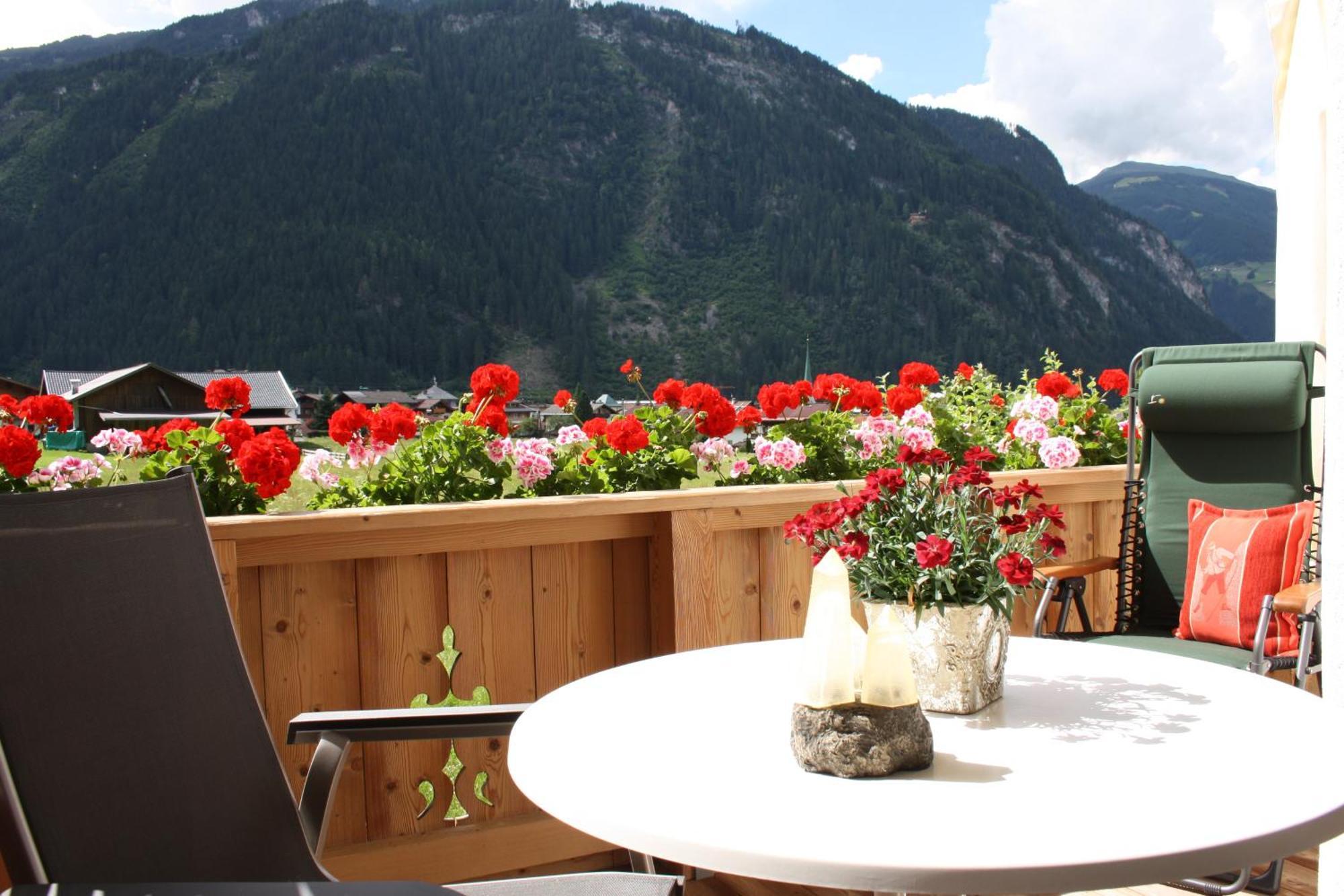 Vronis Waldhaus Adults Only Aparthotel Mayrhofen Rum bild